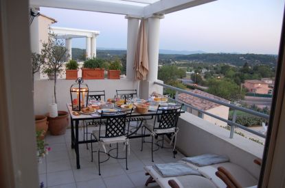 Skøn lille terrasse hvor man kan sidde og nyde udsigten 